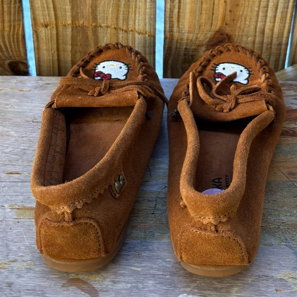 NWOT Minnetonka Limited Edition Embroidered Hello Kitty Suede Moccasins 4 Girls